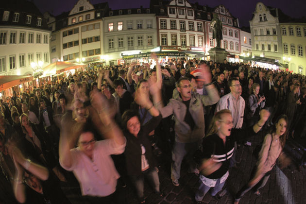 Beim Koblenzer Altstadtfest wird bis in die Nacht hinein gefeiert.
