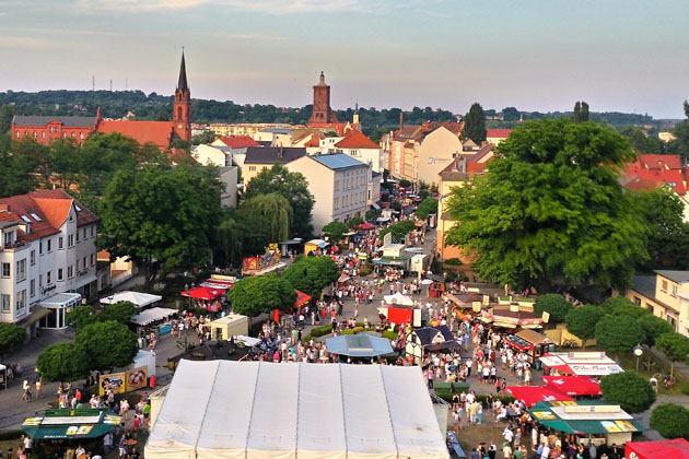 Zum Frühlingsfest an der Neiße in Guben verwandelt sich die Frankfurter Straße in eine bunte Festmeile