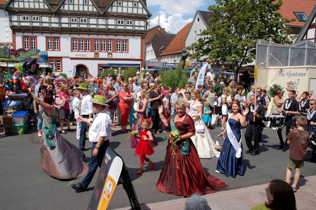 Der Blomberger Marktplatz wird bunt und voll zum Bloemencorso.