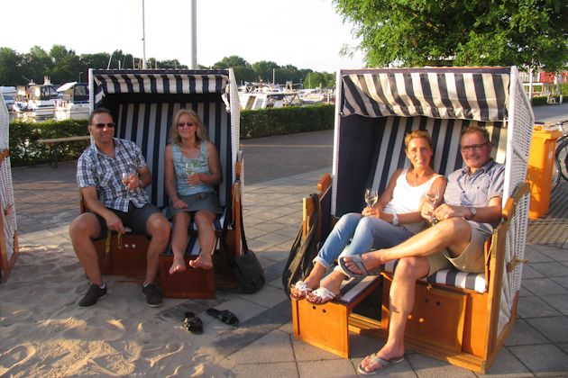 Impressionen vom Sommer in Bergkamen: Weingenuss am Wasser