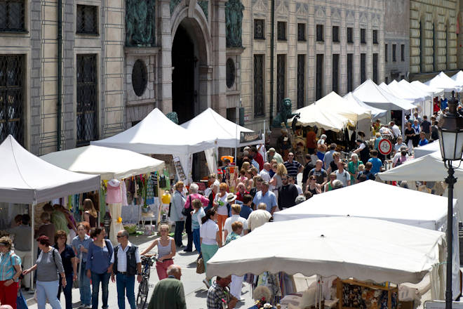 Besucher in der Residenzstrasse beim Stadgründungsfest in München